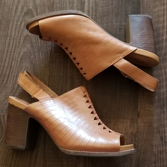 clarks shoes with key in heel
